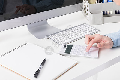 会计在桌上用计算机算账