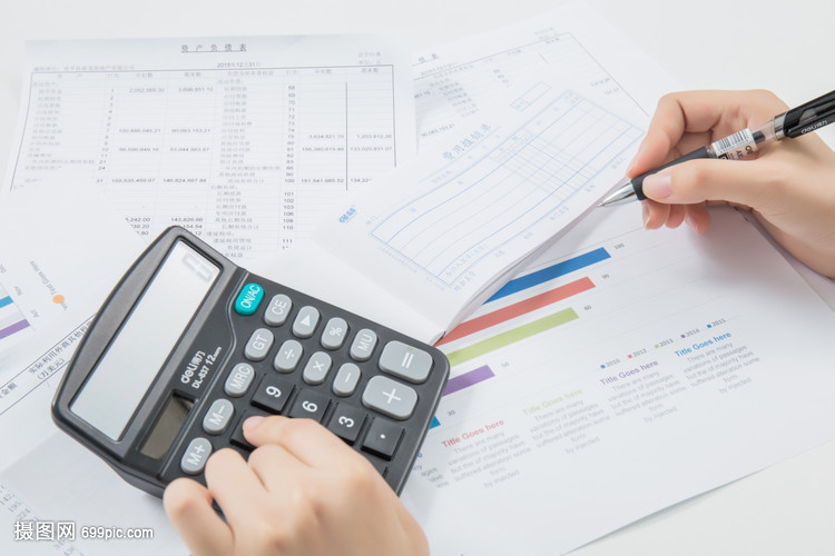 会计在桌上用计算机算账